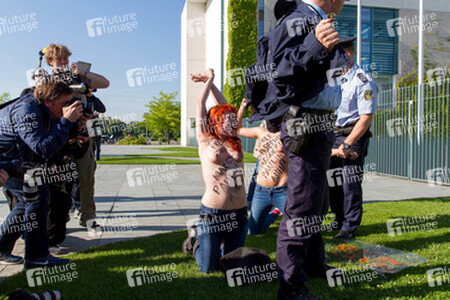 Femen Protest am Bundeskanzleramt, Berlin