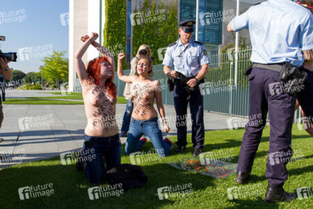 Femen Protest am Bundeskanzleramt, Berlin