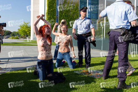 Femen Protest am Bundeskanzleramt, Berlin