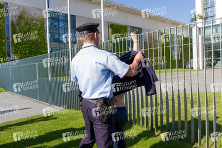 Femen Protest am Bundeskanzleramt, Berlin