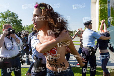 Femen Protest am Bundeskanzleramt, Berlin