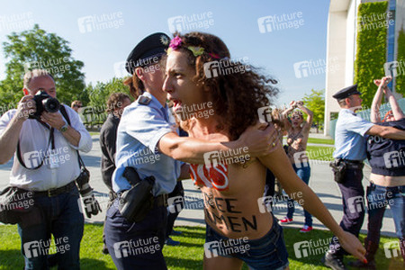 Femen Protest am Bundeskanzleramt, Berlin