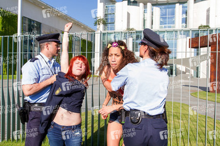 Femen Protest am Bundeskanzleramt, Berlin
