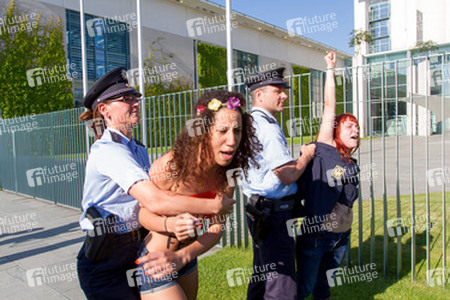 Femen Protest am Bundeskanzleramt, Berlin
