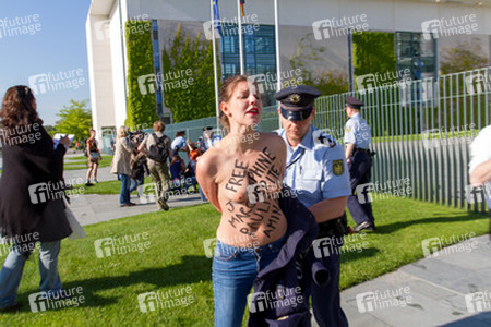 Femen Protest am Bundeskanzleramt, Berlin