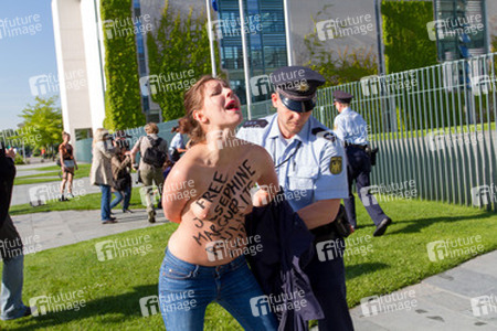 Femen Protest am Bundeskanzleramt, Berlin