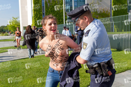 Femen Protest am Bundeskanzleramt, Berlin