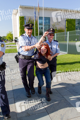 Femen Protest am Bundeskanzleramt, Berlin