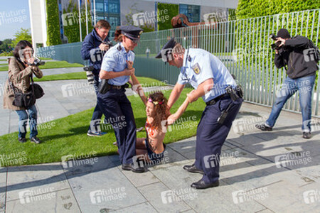 Femen Protest am Bundeskanzleramt, Berlin