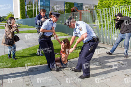 Femen Protest am Bundeskanzleramt, Berlin