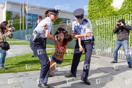 Femen Protest am Bundeskanzleramt, Berlin