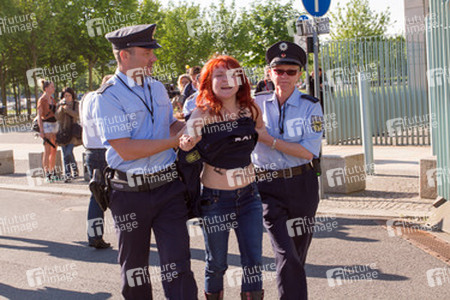Femen Protest am Bundeskanzleramt, Berlin