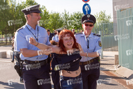 Femen Protest am Bundeskanzleramt, Berlin
