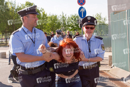 Femen Protest am Bundeskanzleramt, Berlin