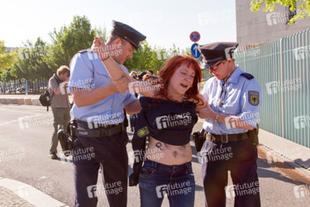 Femen Protest am Bundeskanzleramt, Berlin