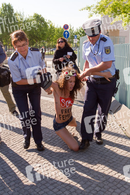 Femen Protest am Bundeskanzleramt, Berlin