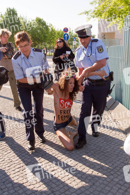 Femen Protest am Bundeskanzleramt, Berlin