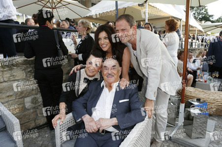 Artur 'Atze' Brauner mit Frau Maria, Tochter Alice und deren Mann Michael Zechbauer