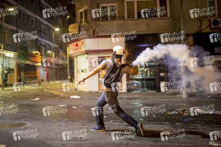 Polizei räumt das Protestlager am Taksim-Platz in Istanbul, Türkei