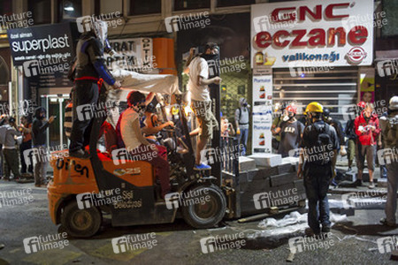 Polizei räumt das Protestlager am Taksim-Platz in Istanbul, Türkei