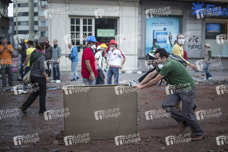 Polizei räumt das Protestlager am Taksim-Platz in Istanbul, Türkei