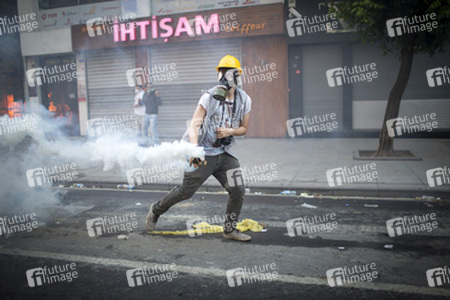 Polizei räumt das Protestlager am Taksim-Platz in Istanbul, Türkei
