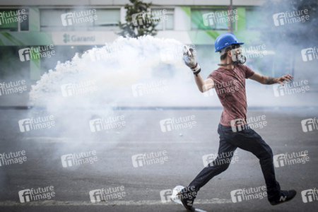 Polizei räumt das Protestlager am Taksim-Platz in Istanbul, Türkei