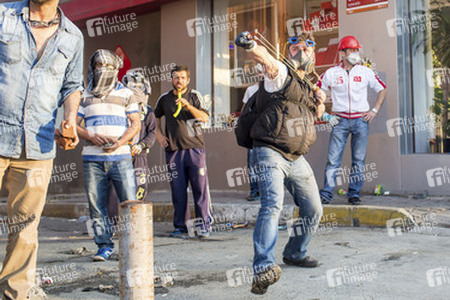 Polizei räumt das Protestlager am Taksim-Platz in Istanbul, Türkei
