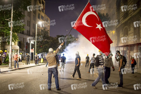 Polizei räumt das Protestlager am Taksim-Platz in Istanbul, Türkei