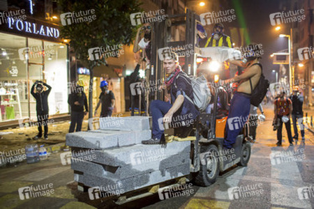 Polizei räumt das Protestlager am Taksim-Platz in Istanbul, Türkei