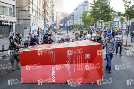 Polizei räumt das Protestlager am Taksim-Platz in Istanbul, Türkei