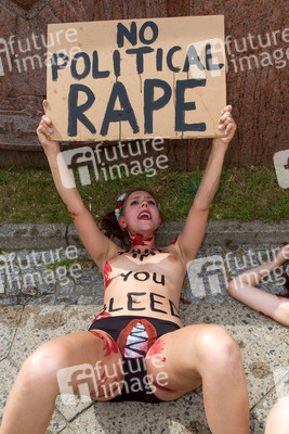 Femen Aktivistinnen demonstrieren vor der Botschaft Ägyptens, Berlin