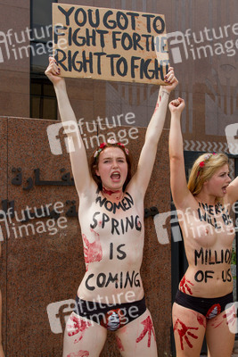 Femen Aktivistinnen demonstrieren vor der Botschaft Ägyptens, Berlin