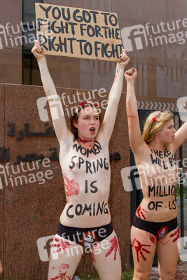 Femen Aktivistinnen demonstrieren vor der Botschaft Ägyptens, Berlin