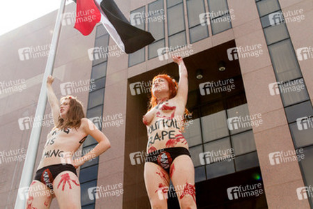 Femen Aktivistinnen demonstrieren vor der Botschaft Ägyptens, Berlin