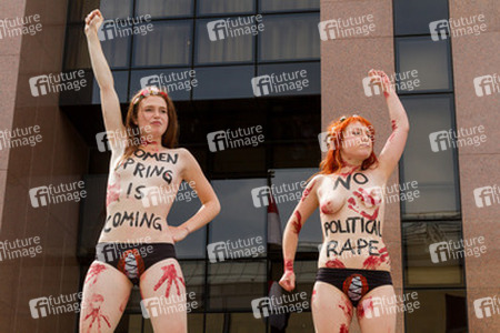 Femen Aktivistinnen demonstrieren vor der Botschaft Ägyptens, Berlin