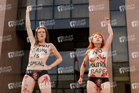 Femen Aktivistinnen demonstrieren vor der Botschaft Ägyptens, Berlin