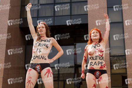 Femen Aktivistinnen demonstrieren vor der Botschaft Ägyptens, Berlin
