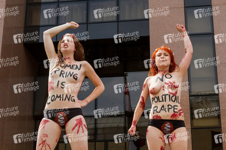 Femen Aktivistinnen demonstrieren vor der Botschaft Ägyptens, Berlin