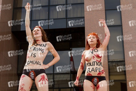 Femen Aktivistinnen demonstrieren vor der Botschaft Ägyptens, Berlin