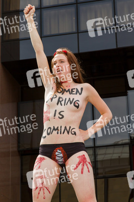 Femen Aktivistinnen demonstrieren vor der Botschaft Ägyptens, Berlin