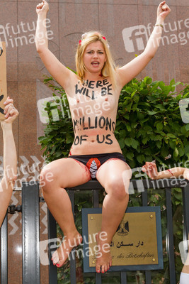 Femen Aktivistinnen demonstrieren vor der Botschaft Ägyptens, Berlin