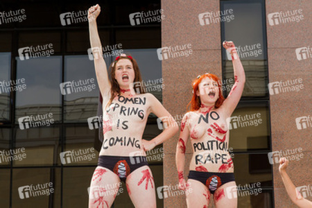 Femen Aktivistinnen demonstrieren vor der Botschaft Ägyptens, Berlin