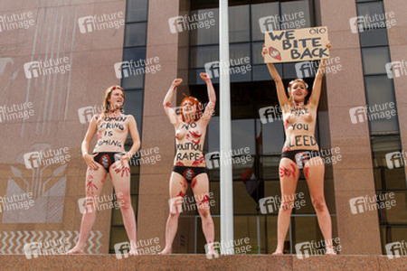 Femen Aktivistinnen demonstrieren vor der Botschaft Ägyptens, Berlin