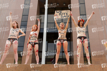 Femen Aktivistinnen demonstrieren vor der Botschaft Ägyptens, Berlin