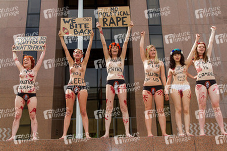 Femen Aktivistinnen demonstrieren vor der Botschaft Ägyptens, Berlin