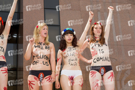 Femen Aktivistinnen demonstrieren vor der Botschaft Ägyptens, Berlin