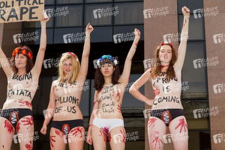 Femen Aktivistinnen demonstrieren vor der Botschaft Ägyptens, Berlin