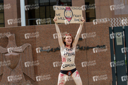 Femen Aktivistinnen demonstrieren vor der Botschaft Ägyptens, Berlin