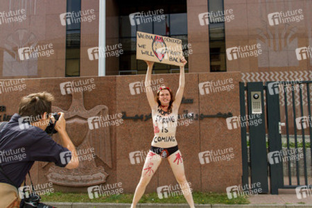 Femen Aktivistinnen demonstrieren vor der Botschaft Ägyptens, Berlin